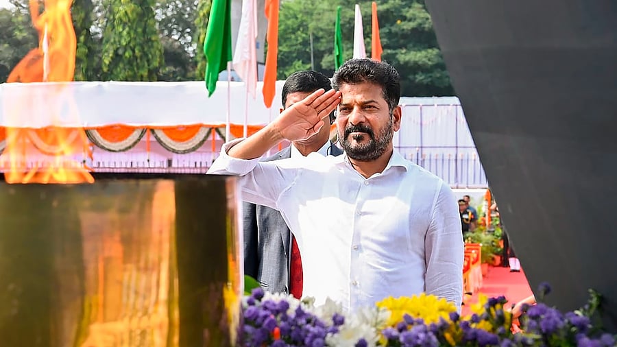 <div class="paragraphs"><p>Telangana Chief Minister A. Revanth Reddy pays tribute to freedom fighters on the 78th Independence Day, in Hyderabad, Thursday.</p></div>